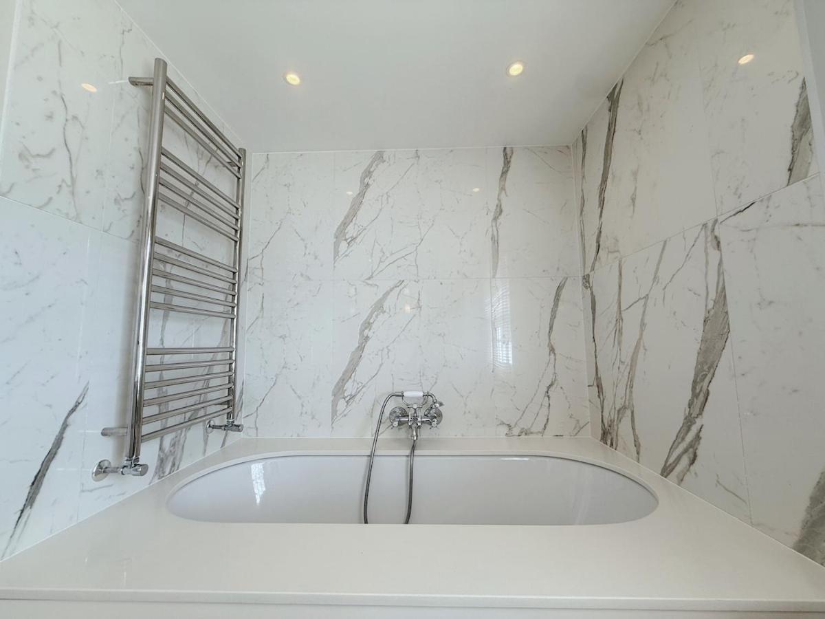 Stylish 3-bedroom Terrace House Near Earls Court Villa Londra